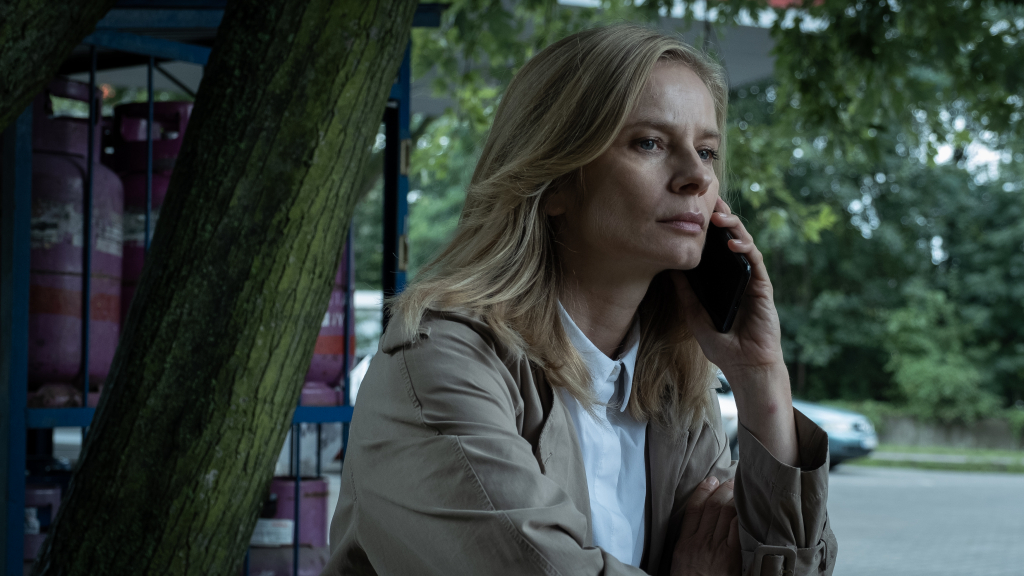     Popularność podcastów i seriali kryminalnych. Dlaczego ludzie uwielbiają mroczne historie?